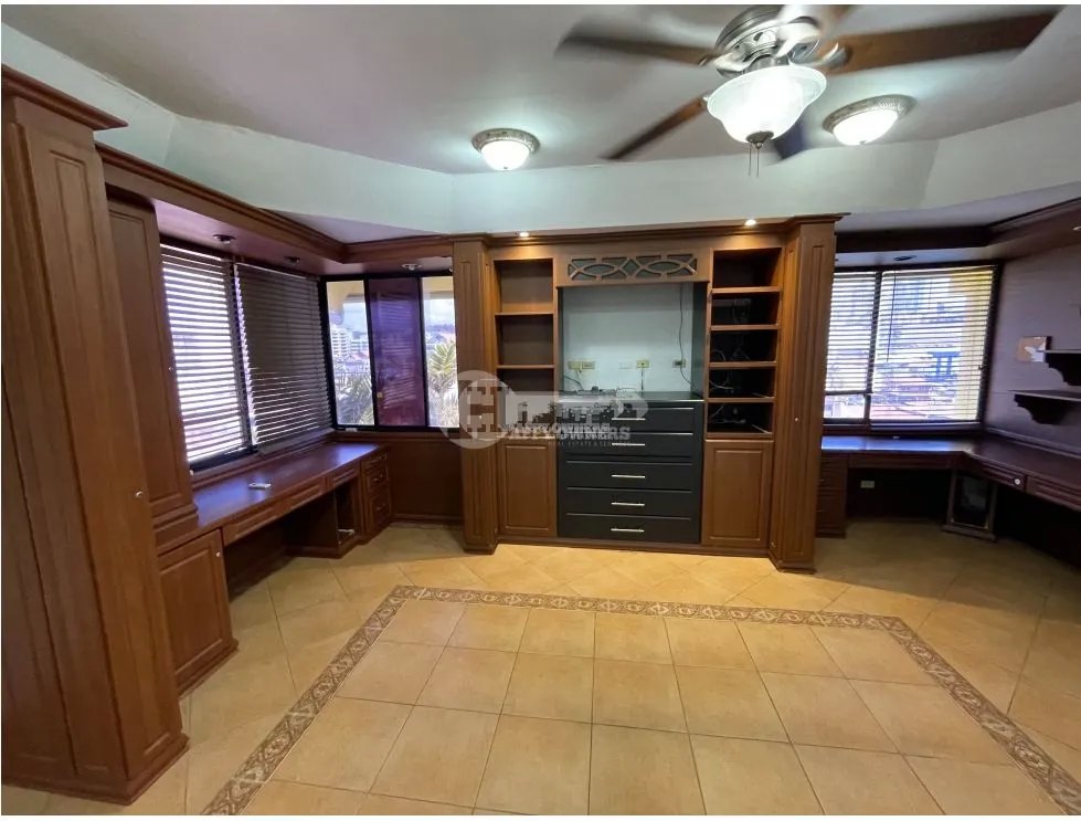 Venta de residencia unifamiliar de 3 niveles en dos mares