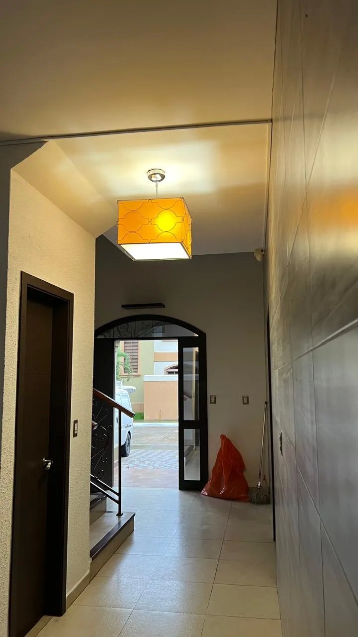 Venta de casa de 2 niveles en el doral, costa sur