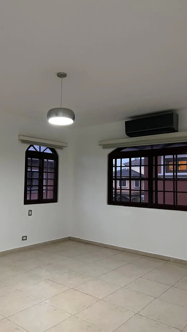 Venta de casa de 2 niveles en el doral, costa sur