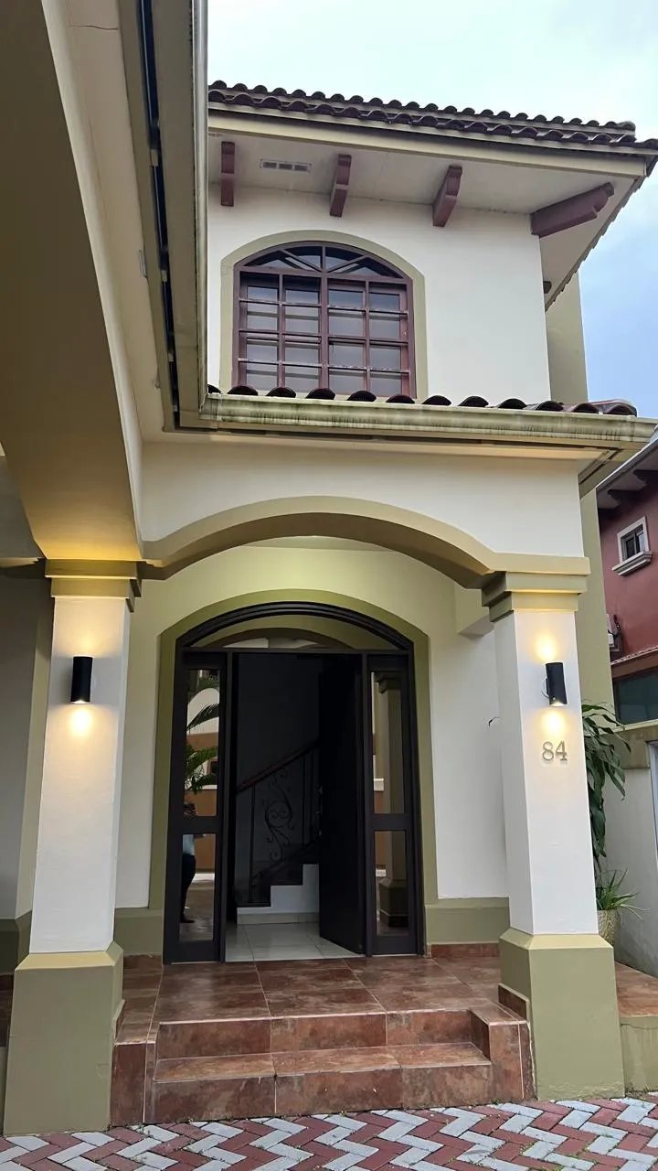 Venta de casa de 2 niveles en el doral, costa sur