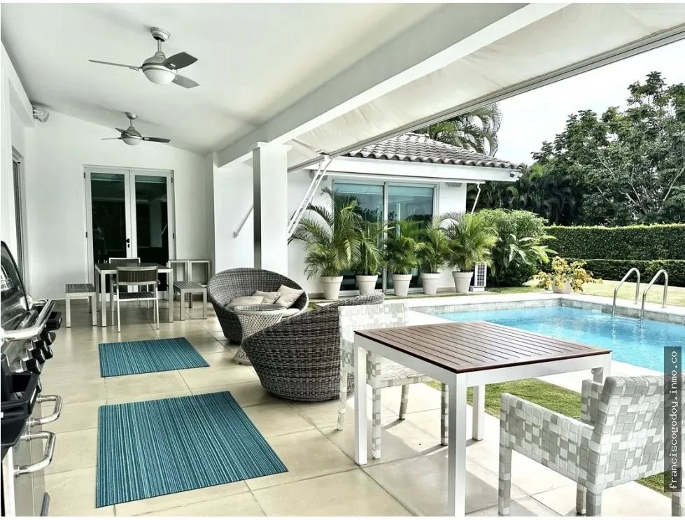 Venta de casa con piscina en cocoli