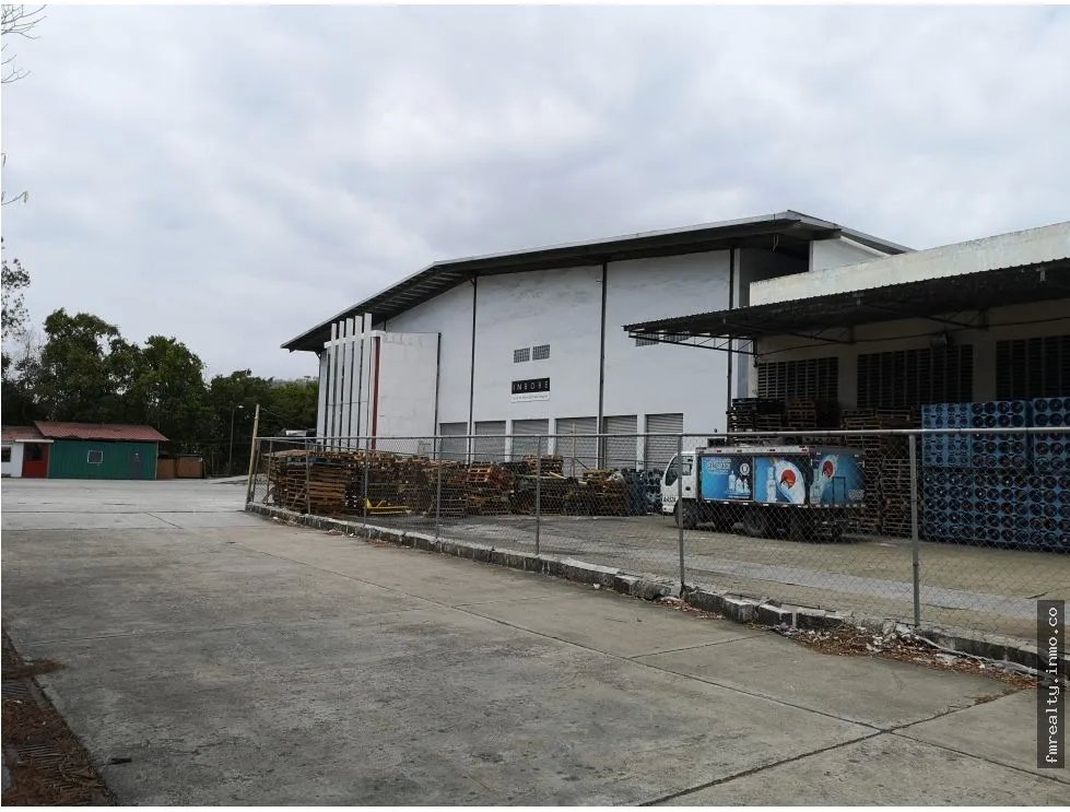 Aquilo galera bodega 4600m2 en milla 8 fgb