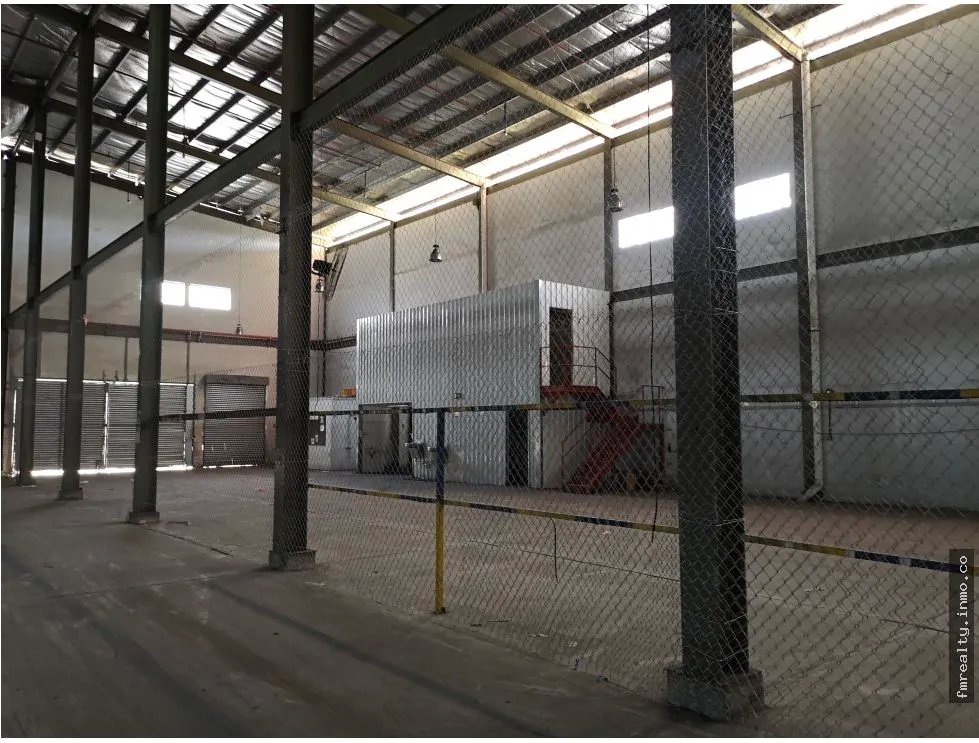 Aquilo galera bodega 4600m2 en milla 8 fgb