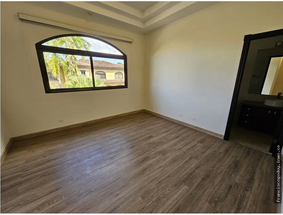 Casa en venta en urbanización antigua, costa del este