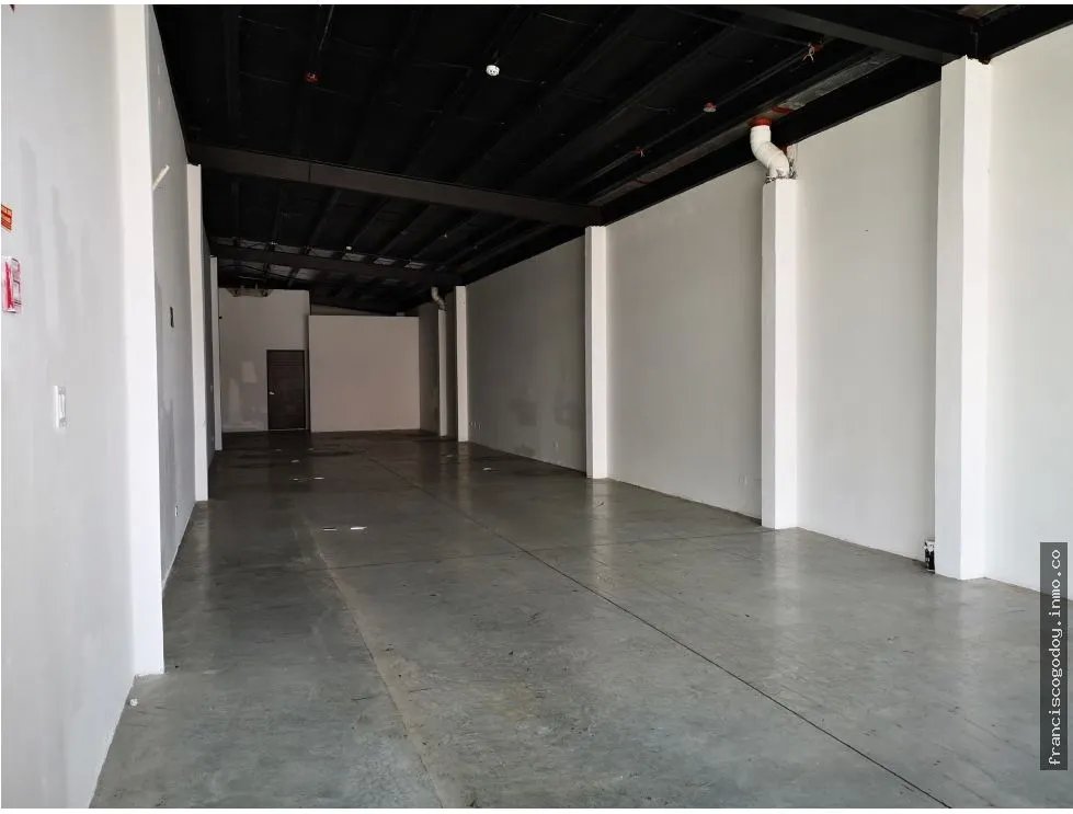Se vende plaza comercial condado del rey