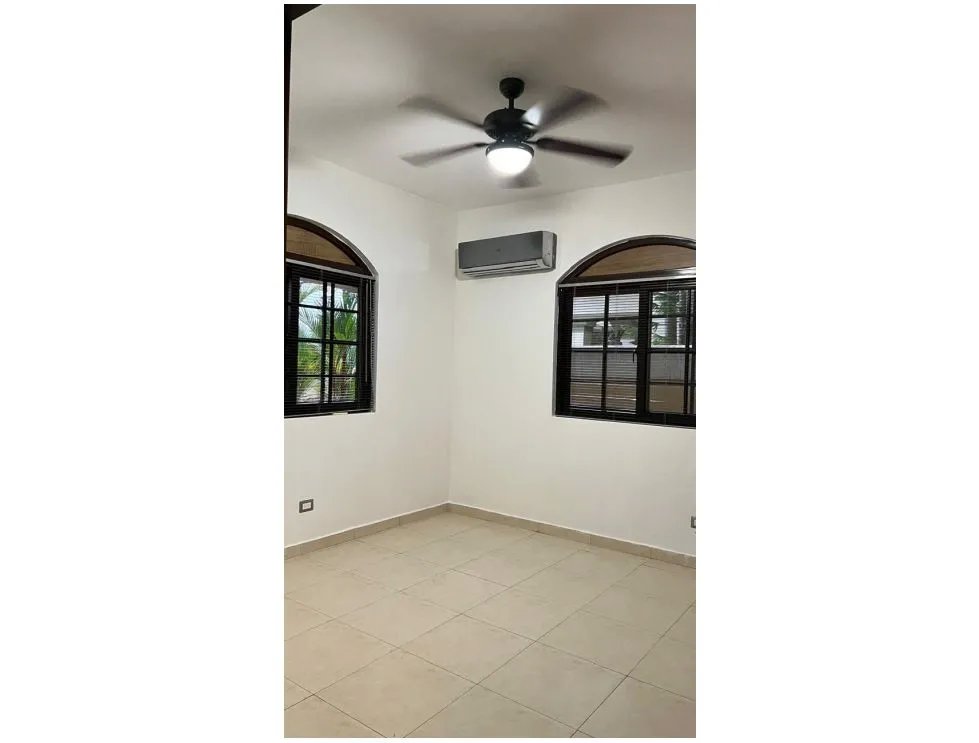 Venta de casa de 2 niveles en el doral, costa sur