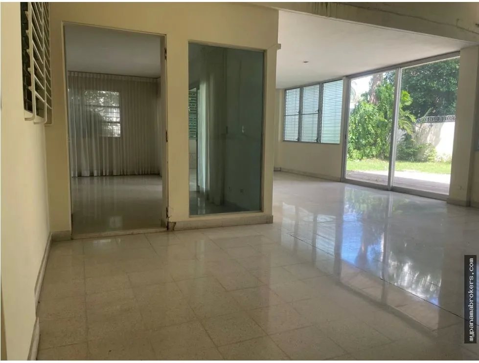 Venta de casa de esquina con terreno en obarrio, panamá