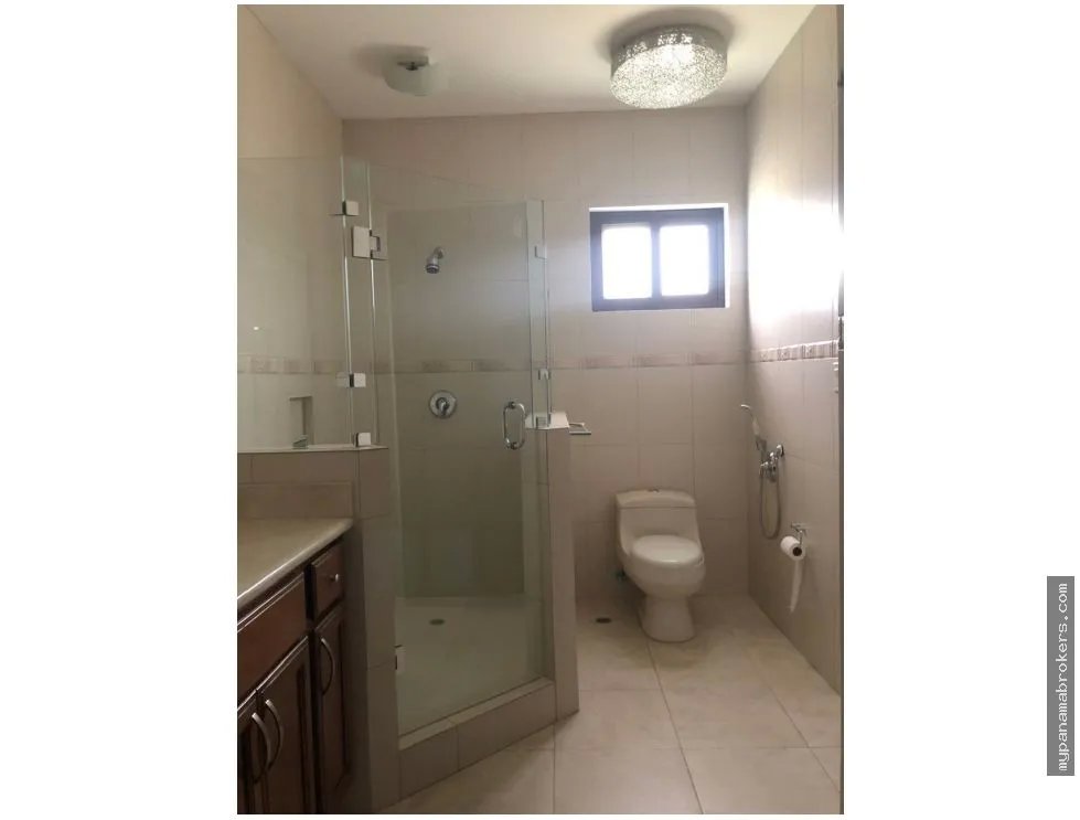 Venta o alquiler de casa vacía en paseo del parque, costa del este