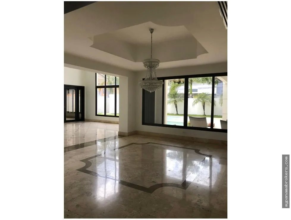 Venta o alquiler de casa vacía en paseo del parque, costa del este