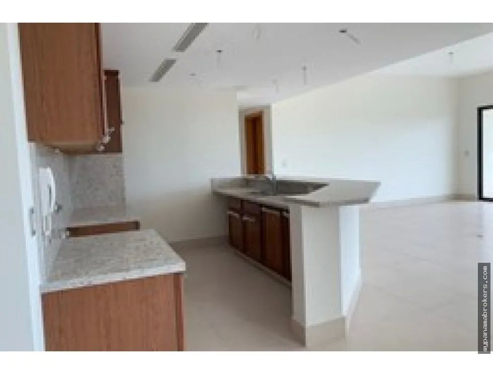 Venta de apartamento vacío en ph altamar, casamar, san carlos