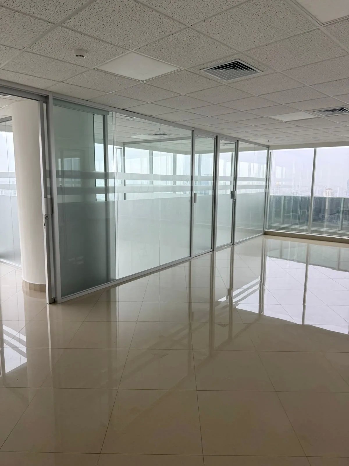 Oficina en alquiler en f&f tower panamá con vista panorámica en calle 50