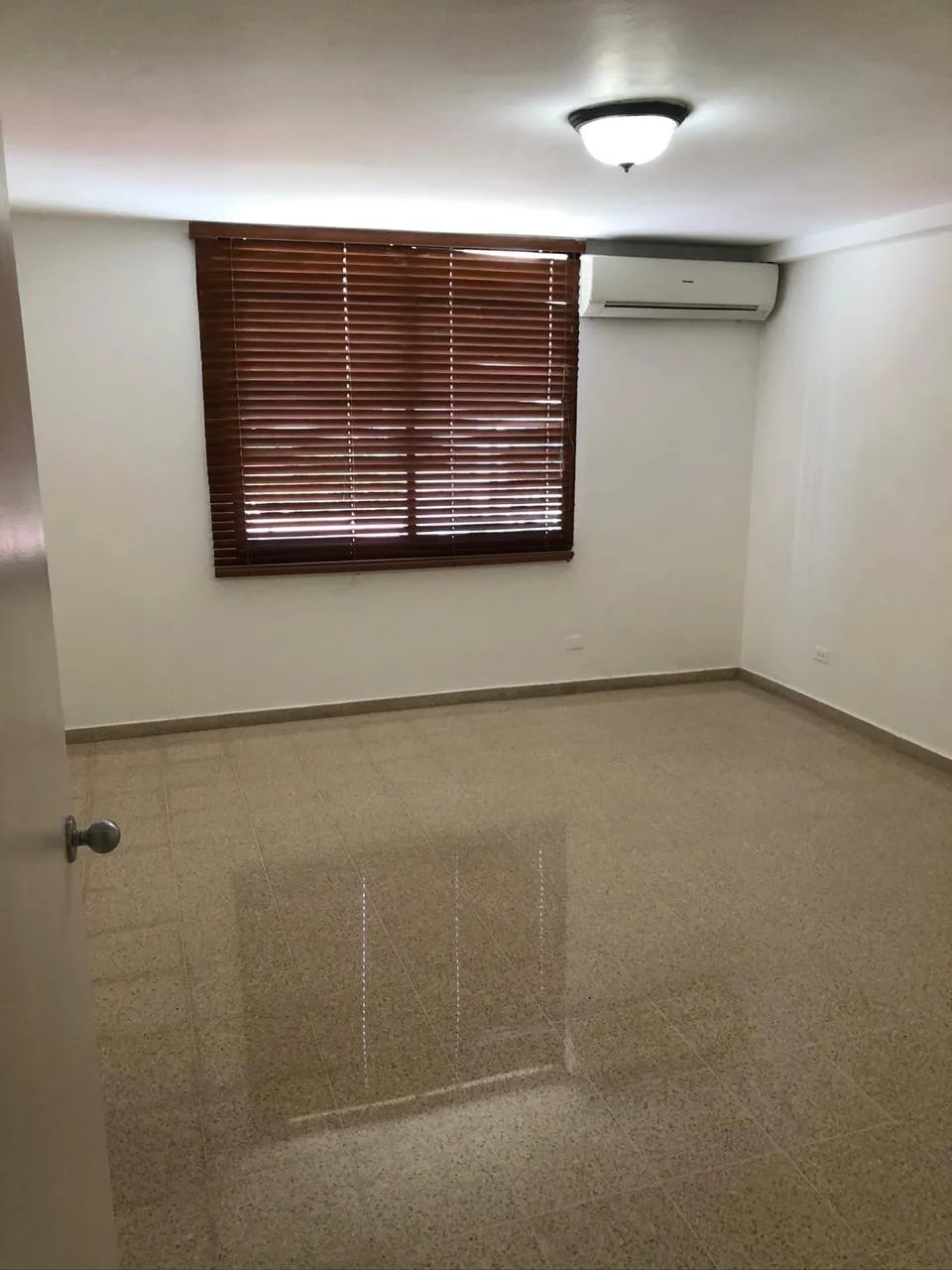 Venta de apartamento ph torre ebbelle, marbella
