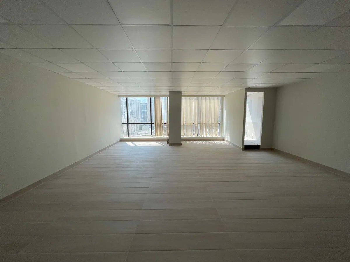 Oficina Amoblada de 175m² en Plaza Banco General, Calle 50  ¡Con Luz y Mantenimiento!