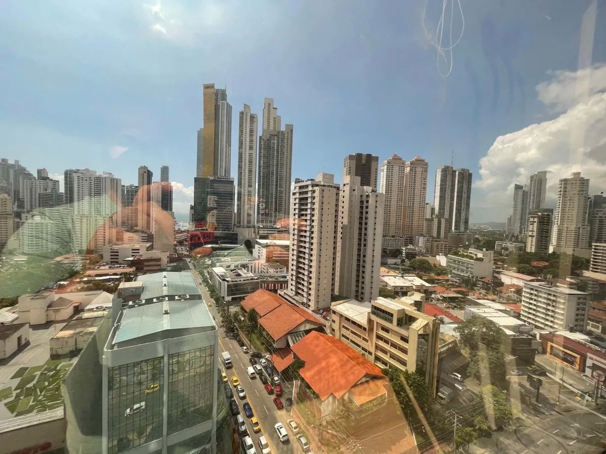 Oficina Amoblada de 175m² en Plaza Banco General, Calle 50  ¡Con Luz y Mantenimiento!