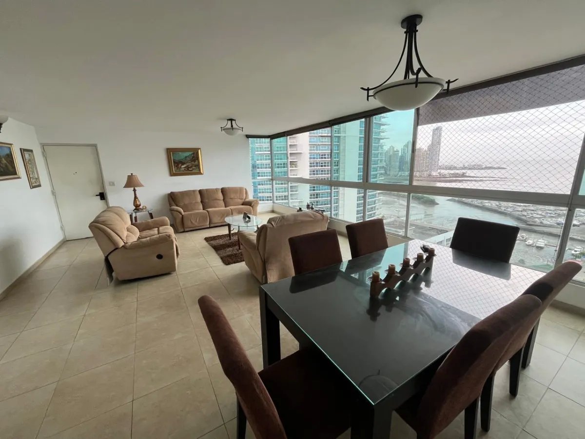 Espacioso Apartamento de 3 Recámaras con Vista al Mar