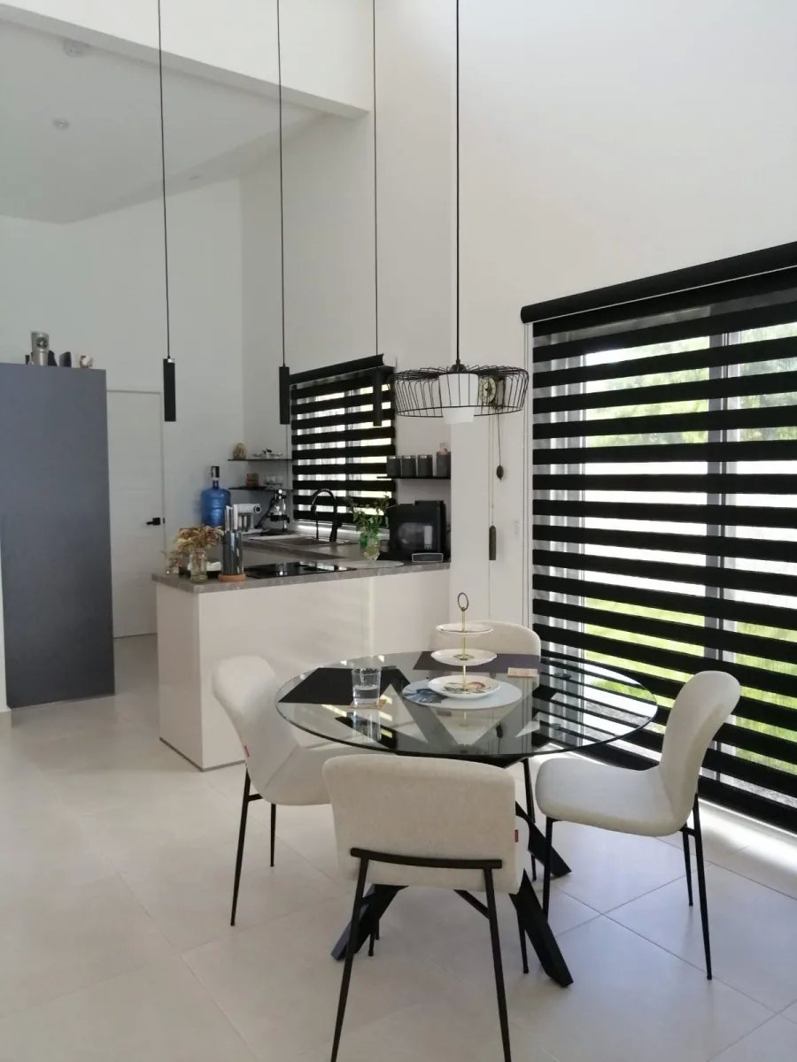 Casa unfamiliar de 2 habitaciones, estilo europeo, con piscina y acabados de primera línea.