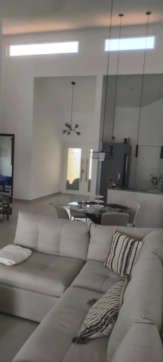 Casa unfamiliar de 2 habitaciones, estilo europeo, con piscina y acabados de primera línea.