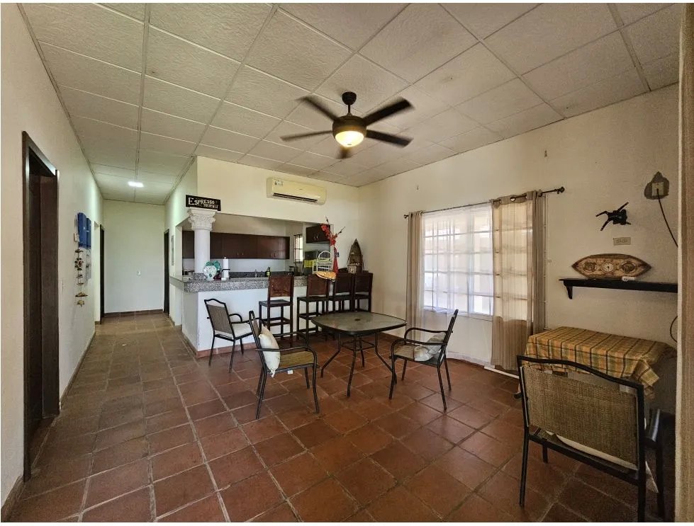 Venta de casa con acceso directo al mar, Playa Uverito