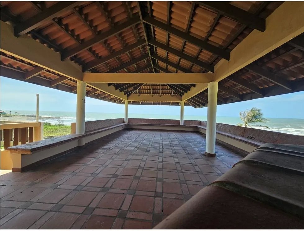 Venta de casa con acceso directo al mar, Playa Uverito