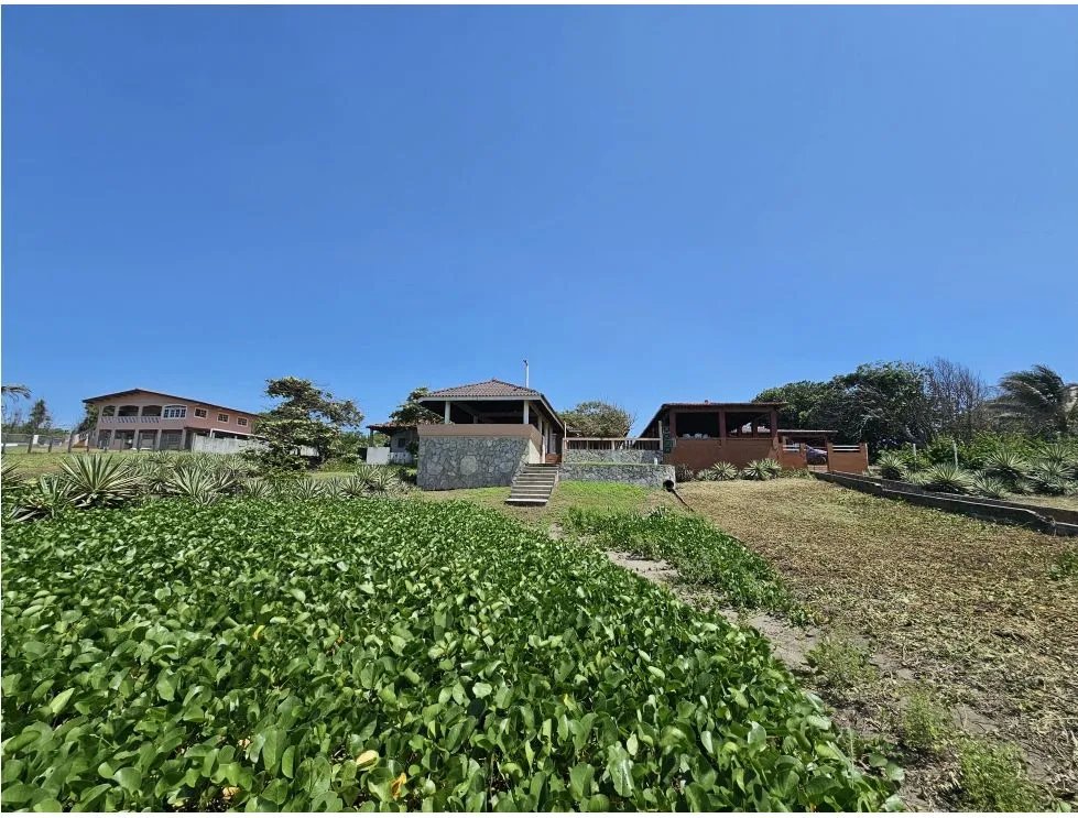Venta de casa con acceso directo al mar, Playa Uverito