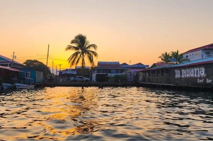 Venta de terreno y planos para la Plaza Comercial Over The Water, Bocas del Toro