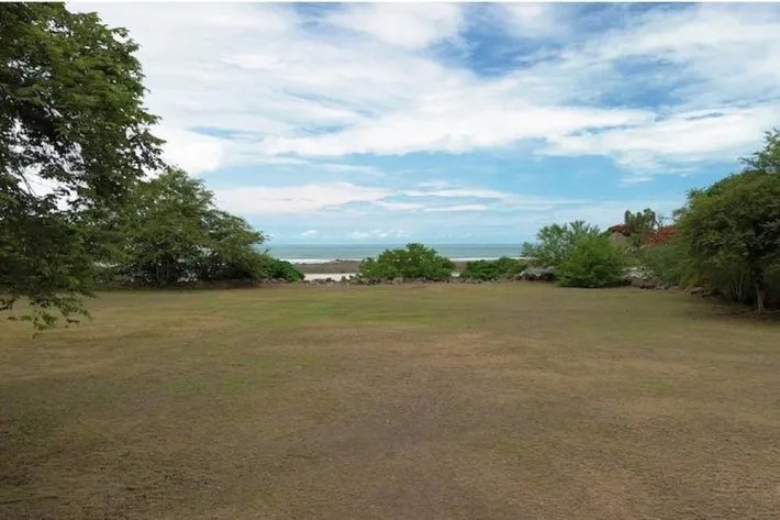 Oceanfront land lot for sale in Punta Roca, San Carlos