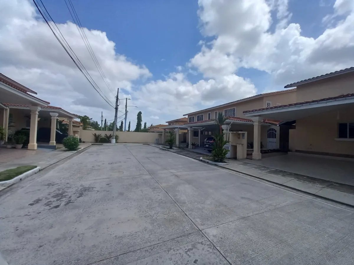 Venta de casa reposeída en Villas del Golf, Villa Lucre, Panamá