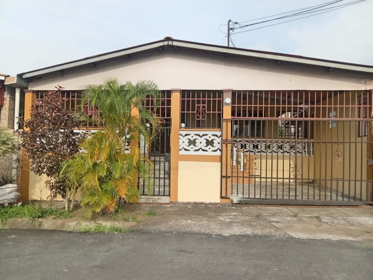 Single Family Detached For Sale in Barrio Colón, La Chorrera
