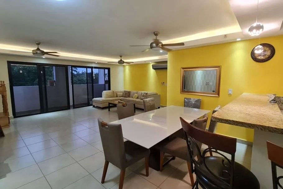 Se alquila apartamento amueblado en Embassy Club, Clayton