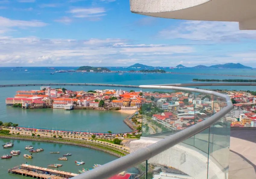 Apartment For Sale in Avenida Balboa