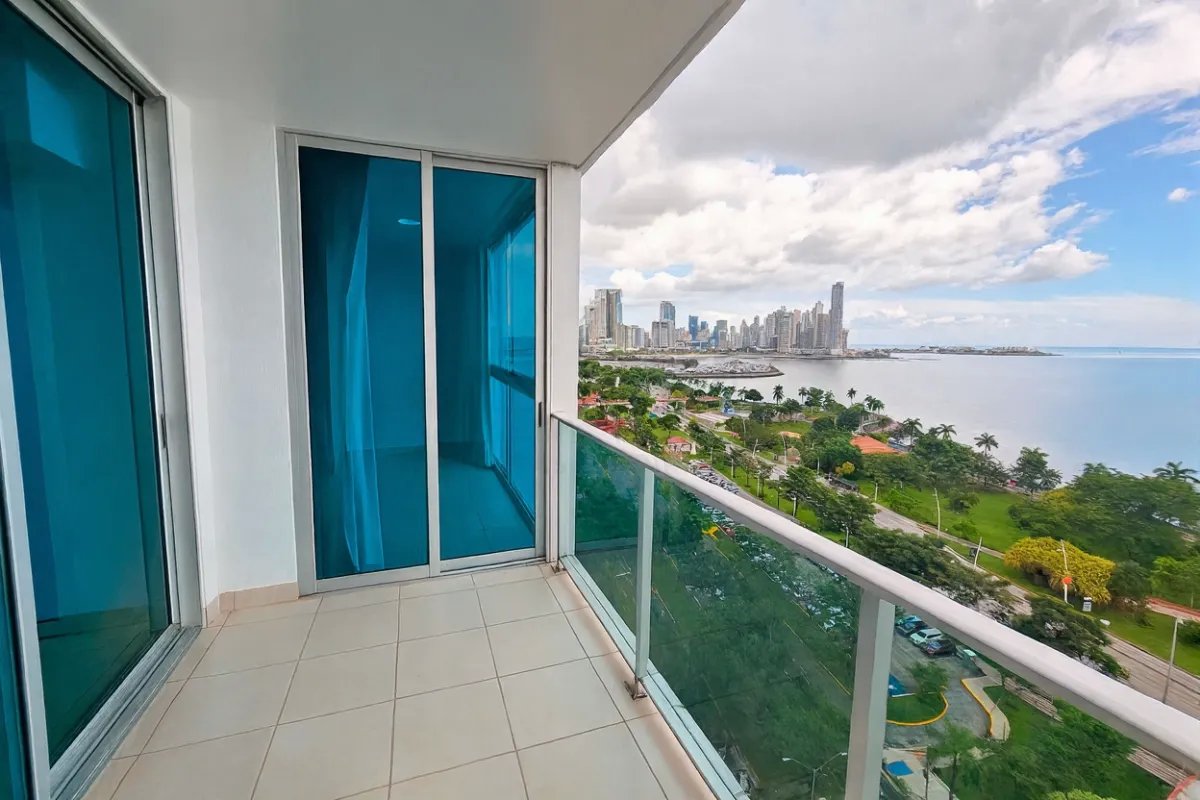 Apartment For Sale in Avenida Balboa