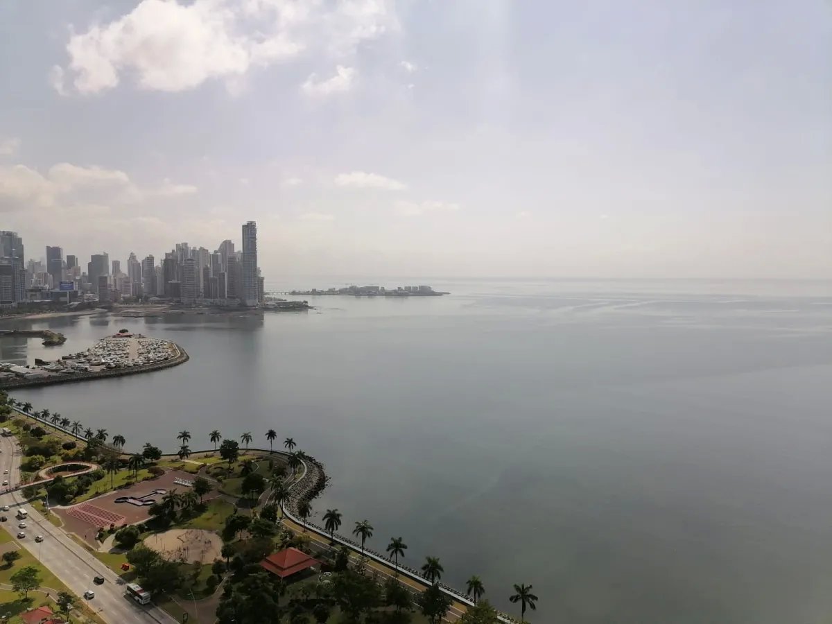 Apartment For Sale in Avenida Balboa