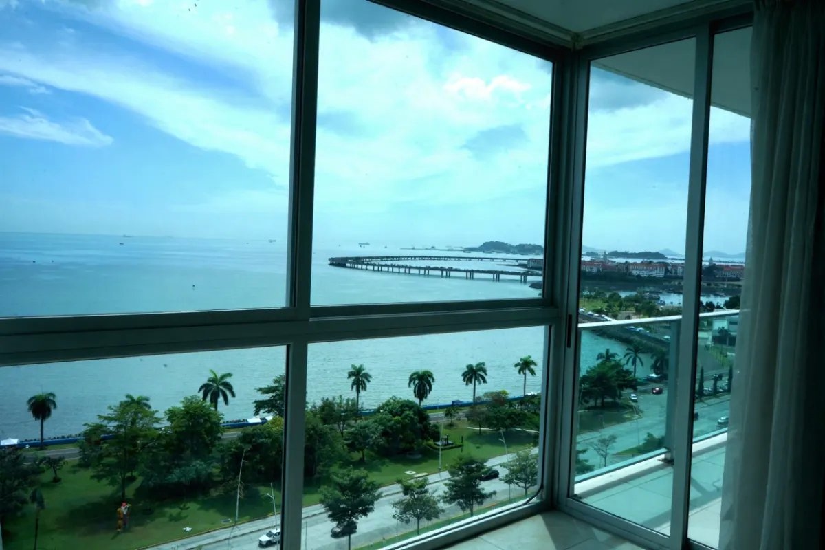 Apartment For Sale in Avenida Balboa