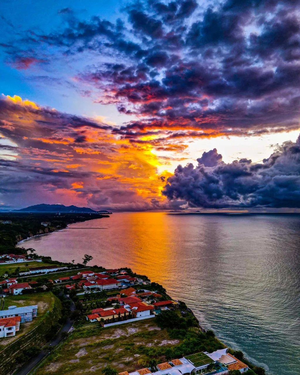 Amplio Apartamento de 3 Recámaras y Gran Balcón, Vista Mar San Carlos