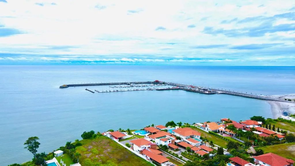 Amplio Apartamento de 3 Recámaras con Gran Balcón, Vista Mar San Carlos