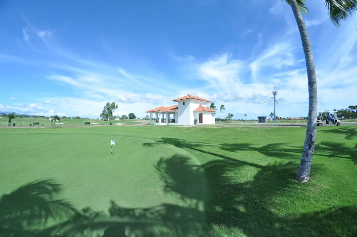Amplio Apartamento de 3 Recámaras con Gran Balcón, Vista Mar San Carlos