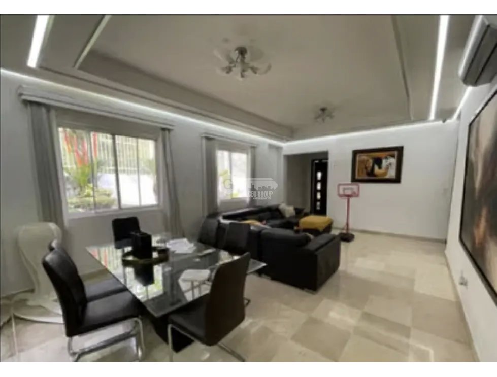 SE VENDE CASA EN BRISAS DEL GOLF 300 M2 CON HERMOSO PATIO LATERAL