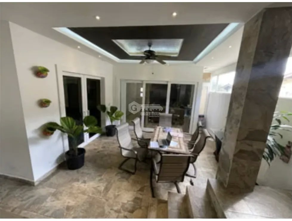 SE VENDE CASA EN BRISAS DEL GOLF 300 M2 CON HERMOSO PATIO LATERAL