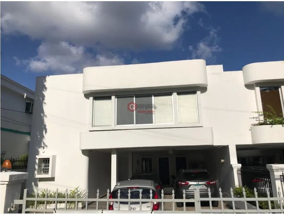 SE VENDE CASA EN OBARRIO DE 2 NIVELES PARA USO RESIDENCIAL O COMERCIAL