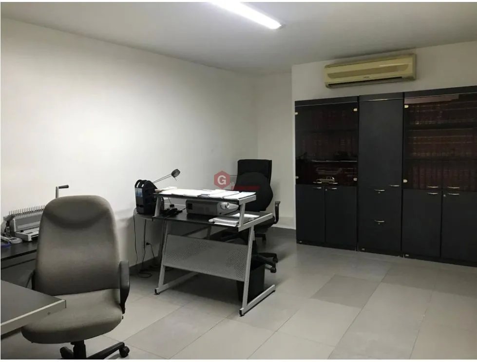 SE VENDE CASA EN OBARRIO DE 2 NIVELES PARA USO RESIDENCIAL O COMERCIAL
