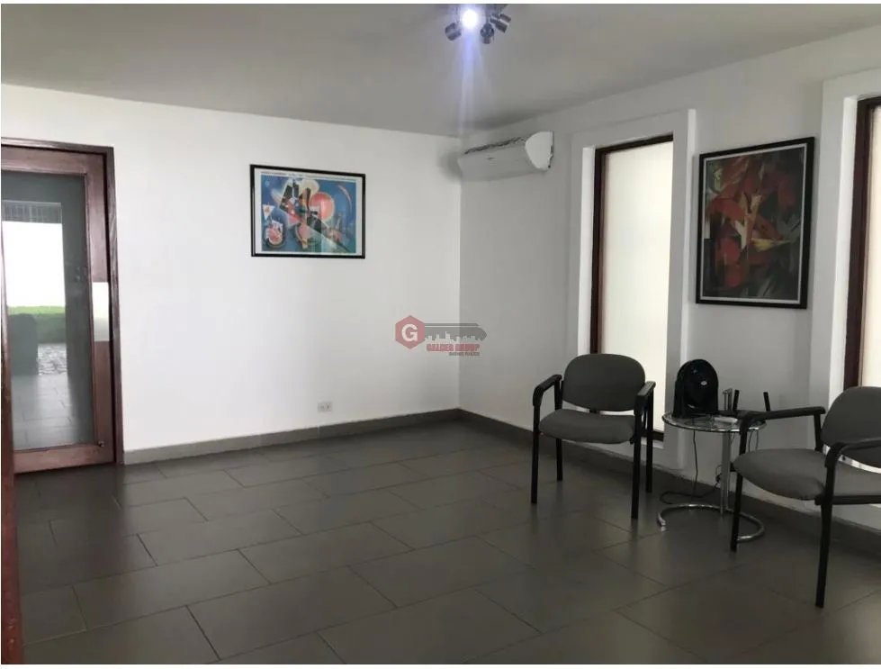 SE VENDE CASA EN OBARRIO DE 2 NIVELES PARA USO RESIDENCIAL O COMERCIAL
