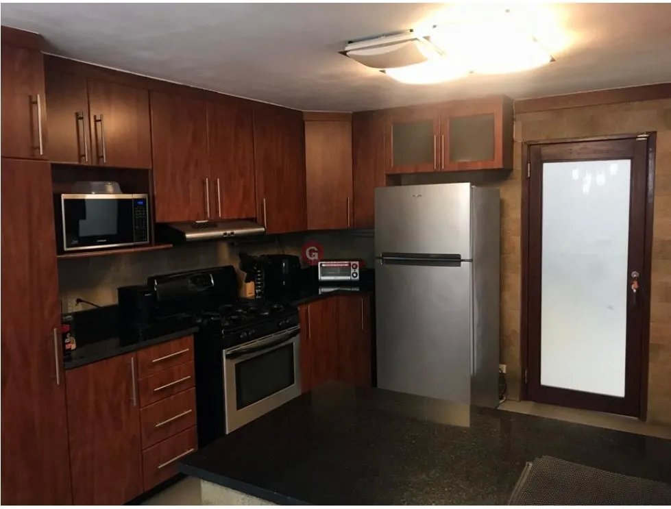 SE VENDE CASA EN OBARRIO DE 2 NIVELES PARA USO RESIDENCIAL O COMERCIAL