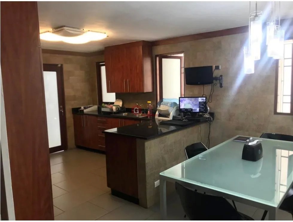 SE VENDE CASA EN OBARRIO DE 2 NIVELES PARA USO RESIDENCIAL O COMERCIAL