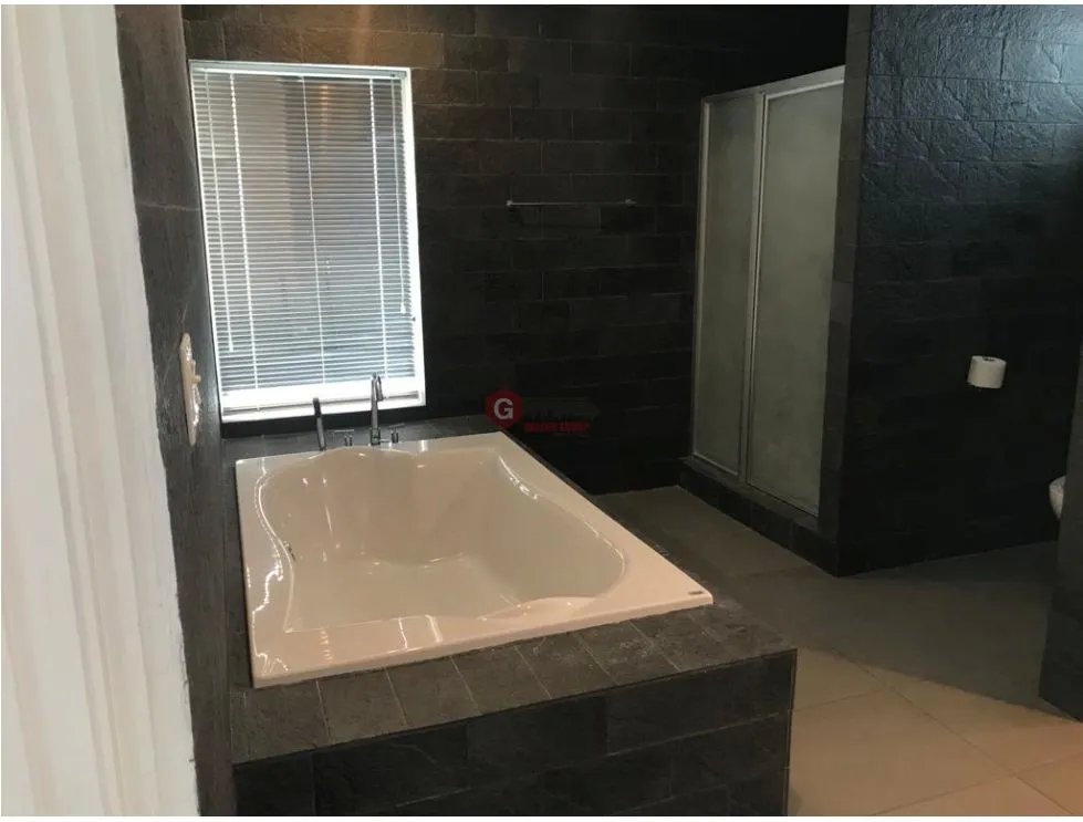SE VENDE CASA EN OBARRIO DE 2 NIVELES PARA USO RESIDENCIAL O COMERCIAL