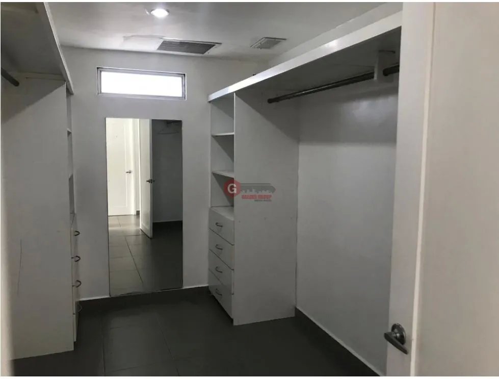 SE VENDE CASA EN OBARRIO DE 2 NIVELES PARA USO RESIDENCIAL O COMERCIAL
