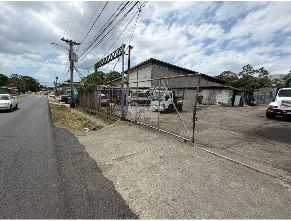 SE VENDE TERRENO CON OFICINAS Y GALERAS EN RIO ABAJO CODIGO C-2 RM1